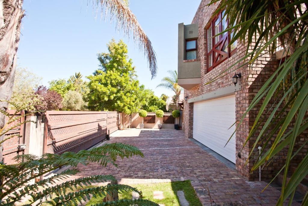 Earthbound Guest House Oudtshoorn Exterior photo